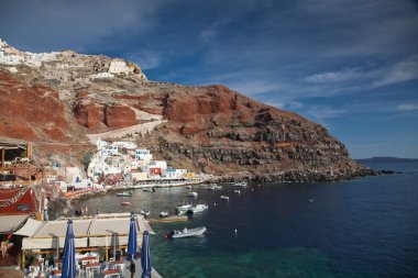 Yunanistan 'ın Santorini adasındaki güzel Oia kasabası. Geleneksel beyaz mimari ve Caldera, Ege denizi üzerinde mavi kubbeli Yunan ortodoks kiliseleri, Manzaralı seyahat geçmişi