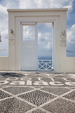 Mavi denize açılan beyaz kapı