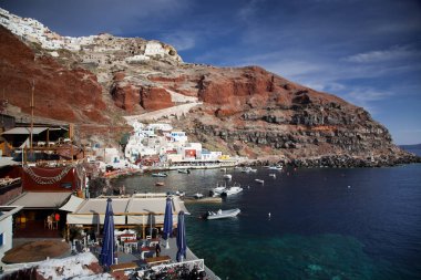 Yunanistan 'ın Santorini adasındaki güzel Oia kasabası. Geleneksel beyaz mimari ve Caldera, Ege denizi üzerinde mavi kubbeli Yunan ortodoks kiliseleri, Manzaralı seyahat geçmişi