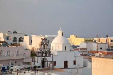 Yunanistan 'ın Santorini kentindeki geleneksel beyaz binalar