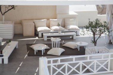 Modern bir apartmanın içinde.