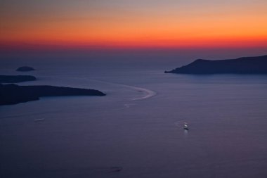 Denizin üzerinde güzel bir gün batımı