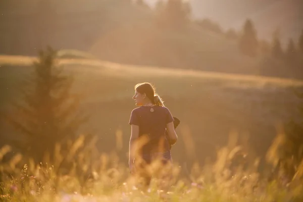 Jonge Vrouw Met Camera Wandelen Het Park — Stockfoto