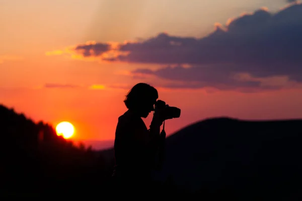 Silhuett Man Med Kamera Bakgrunden Solnedgången — Stockfoto