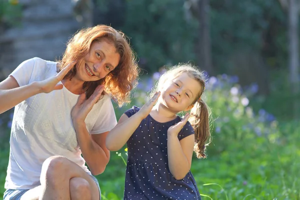 Mother Daughter Having Fun Park — Stock Photo, Image