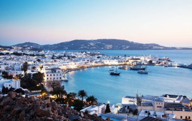 Mykonos şehri üzerinde güzel bir alacakaranlık, Mykonos adası, Cyclades takımadası, Yunanistan