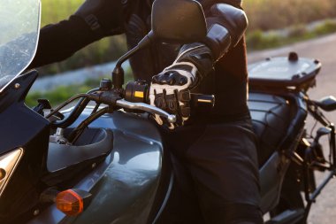 Motosikletli bir sürücü - Motosikletli yaz gezisi