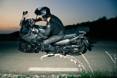 Gün batımında motosikletli bir sürücünün silueti - metnin için boşluk