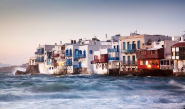 Günbatımında küçük Venedik, Mykonos, Yunanistan - lüks seyahat sefaleti - Yunan adaları