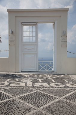 Mavi denize açılan beyaz kapı