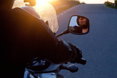 Motosikletli bir motosikletlinin portresini yakın plan çek - Motosikletli bir yaz yolculuğu