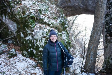 Genç bir kadın kış ormanında 