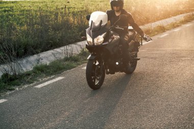 Motosikletli bir sürücü - Motosikletli yaz gezisi