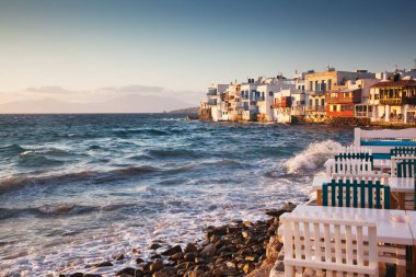 Günbatımında küçük Venedik, Mykonos, Yunanistan - lüks seyahat sefaleti - Yunan adaları