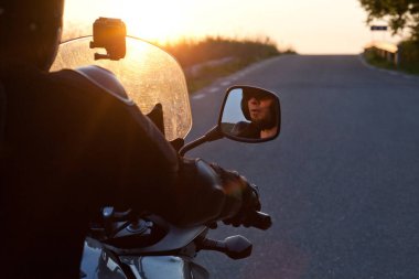 Motosikletli bir motosikletlinin portresini yakın plan çek - Motosikletli bir yaz yolculuğu