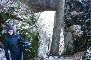 Genç bir kadın kış ormanında 