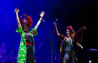 Kızlar konserde sahneye çıkıyorlar.