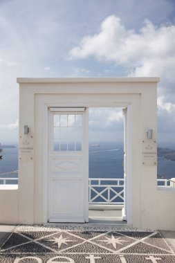 Mavi denize açılan beyaz kapı