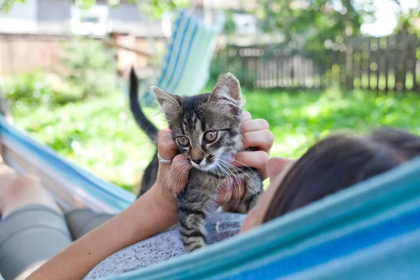 Woman Relaxing Her Cat — Stock Photo, Image