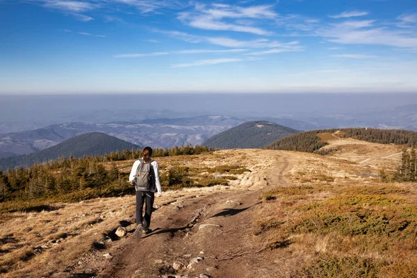 Uma Jovem Está Caminhando Nas Montanhas — Fotografia de Stock