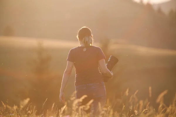 Giovane Donna Con Macchina Fotografica Passeggiando Nel Parco — Foto Stock