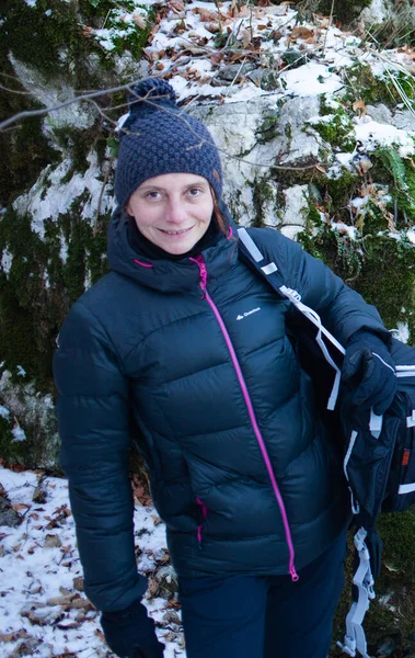 Genç Bir Kadın Kış Ormanında — Stok fotoğraf