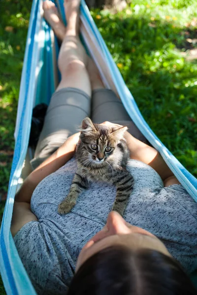 Mujer Relajándose Con Gato — Foto de Stock