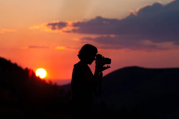 Silhouet Van Een Man Met Een Camera Achtergrond Van Zonsondergang — Stockfoto