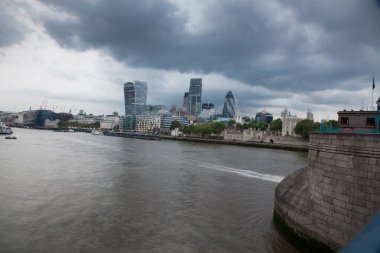 Londra 'nın panoramik manzarası Tower Köprüsü' nden Thames Nehri 'nin karşısındaki şehre kadar.