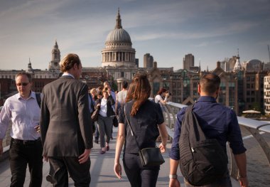  Arkaplanda Milenyum Köprüsü ve St. Paul Katedrali 'ndeki kalabalığın arka planı, Londra