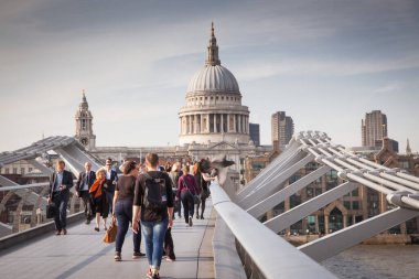  Arkaplanda Milenyum Köprüsü ve St. Paul Katedrali 'ndeki kalabalığın arka planı, Londra