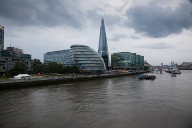 Londra 'nın panoramik manzarası Tower Köprüsü' nden Thames Nehri 'nin karşısındaki şehre kadar.
