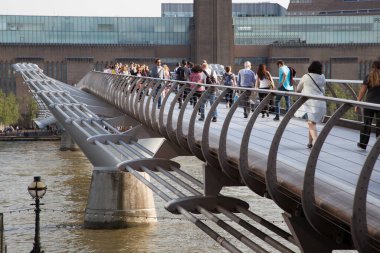  Arkaplanda Milenyum Köprüsü ve St. Paul Katedrali 'ndeki kalabalığın arka planı, Londra