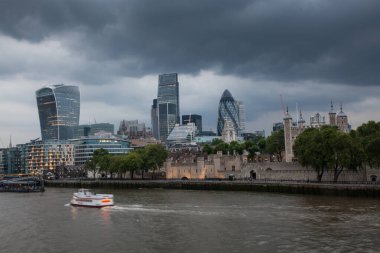 Londra 'nın panoramik manzarası Tower Köprüsü' nden Thames Nehri 'nin karşısındaki şehre kadar.