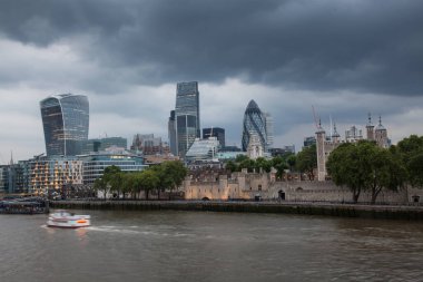 Londra 'nın panoramik manzarası Tower Köprüsü' nden Thames Nehri 'nin karşısındaki şehre kadar.