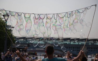 Sabun köpüğü yapan adam 