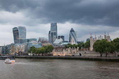 Londra 'nın panoramik manzarası Tower Köprüsü' nden Thames Nehri 'nin karşısındaki şehre kadar.