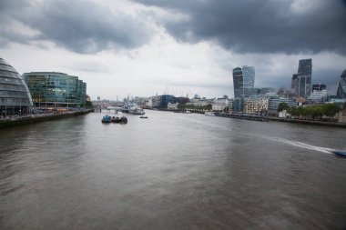 Londra 'nın panoramik manzarası Tower Köprüsü' nden Thames Nehri 'nin karşısındaki şehre kadar.