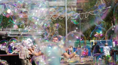 Sabun köpüğü yapan adam 