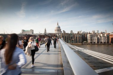 Milenyum Köprüsü ve arka plandaki St. Paul Katedrali 'ndeki kalabalığın geçmişi bulanık.