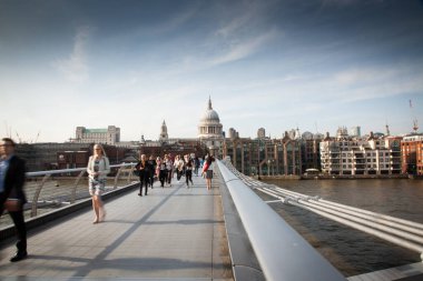 Milenyum Köprüsü ve arka plandaki St. Paul Katedrali 'ndeki kalabalığın geçmişi bulanık.