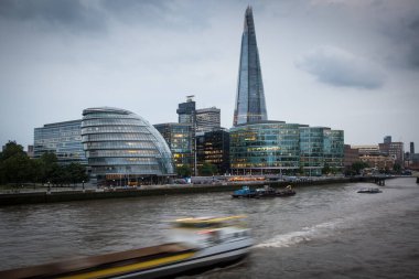 Londra 'nın panoramik manzarası Tower Köprüsü' nden Thames Nehri 'nin karşısındaki şehre kadar.