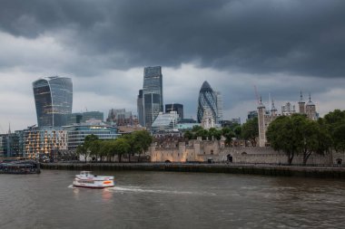 Londra 'nın panoramik manzarası Tower Köprüsü' nden Thames Nehri 'nin karşısındaki şehre kadar.