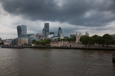 Londra 'nın panoramik manzarası Tower Köprüsü' nden Thames Nehri 'nin karşısındaki şehre kadar.