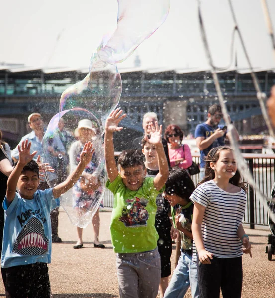 Children Playing Soap Bubbles City — Stock Photo, Image