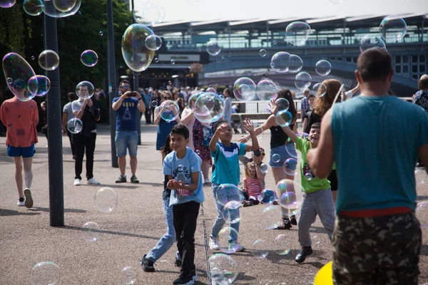Дети Играют Мыльными Пузырями Городе — стоковое фото