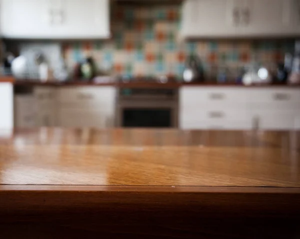 Lege Houten Tafel Wazige Achtergrond Met Kopieerruimte — Stockfoto