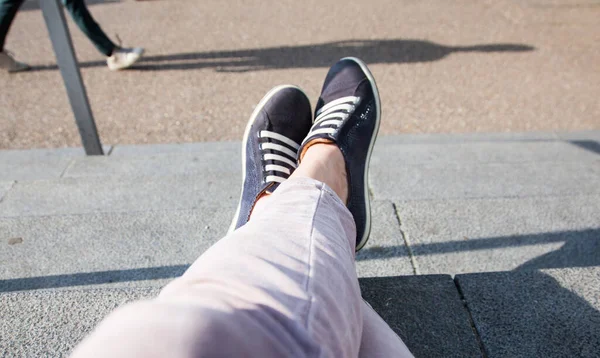 Pies Una Mujer Zapatillas Calle —  Fotos de Stock