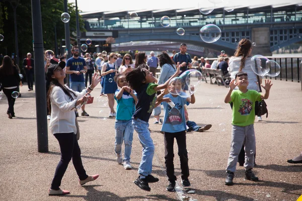 Children Playing Soap Bubbles City — Stock Photo, Image