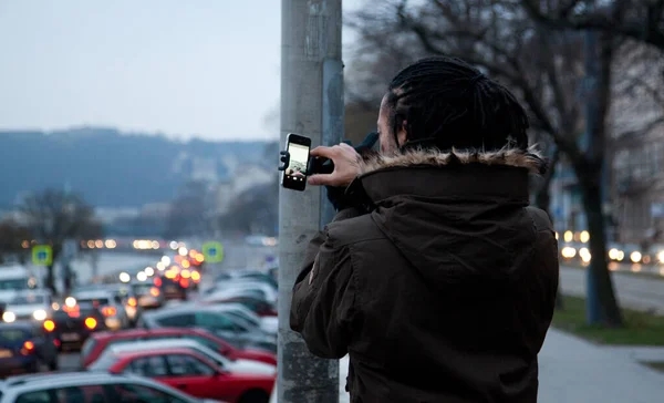 Sokakta Kamerası Olan Genç Bir Kadın — Stok fotoğraf